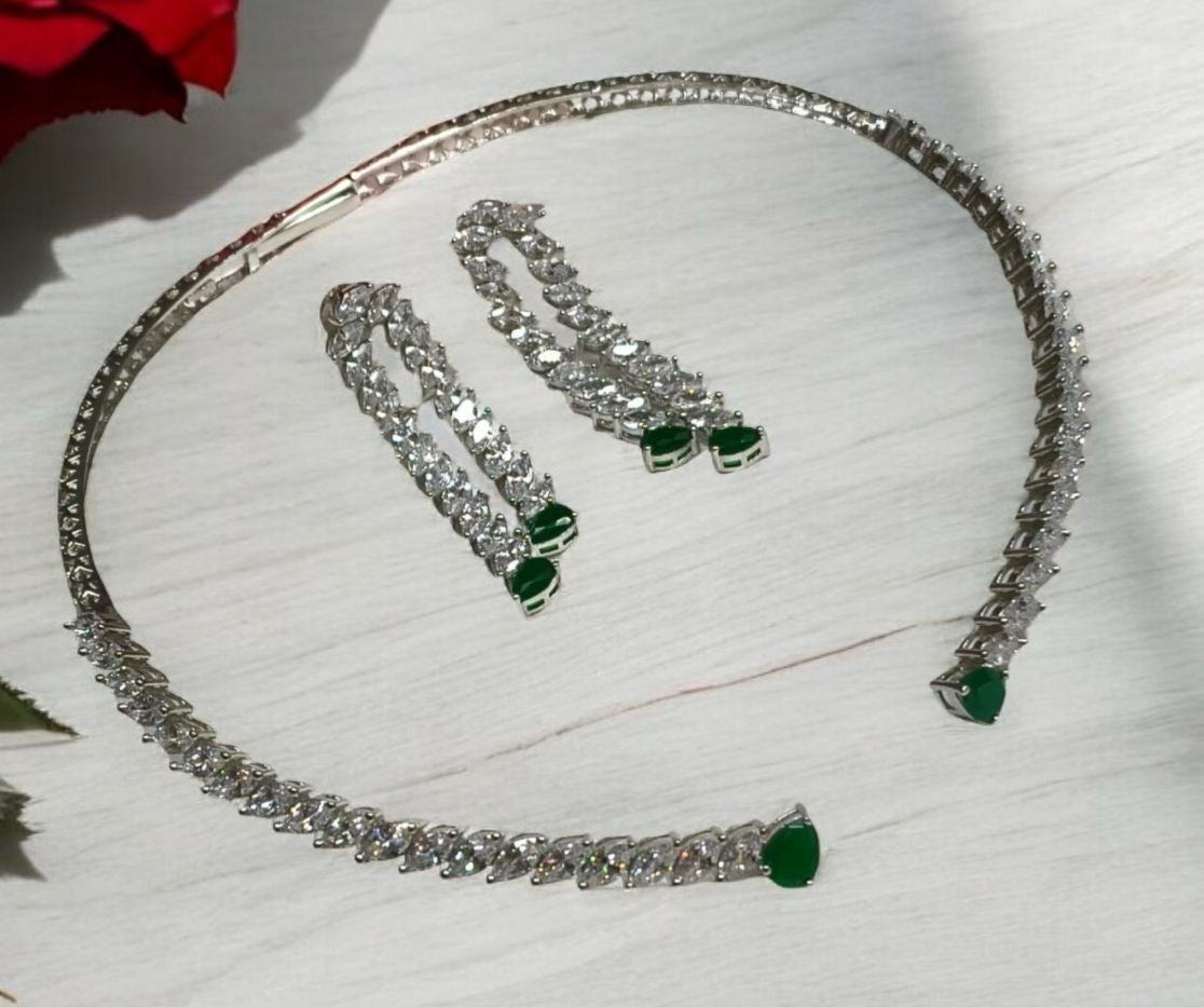 Mahira Necklace With Earrings