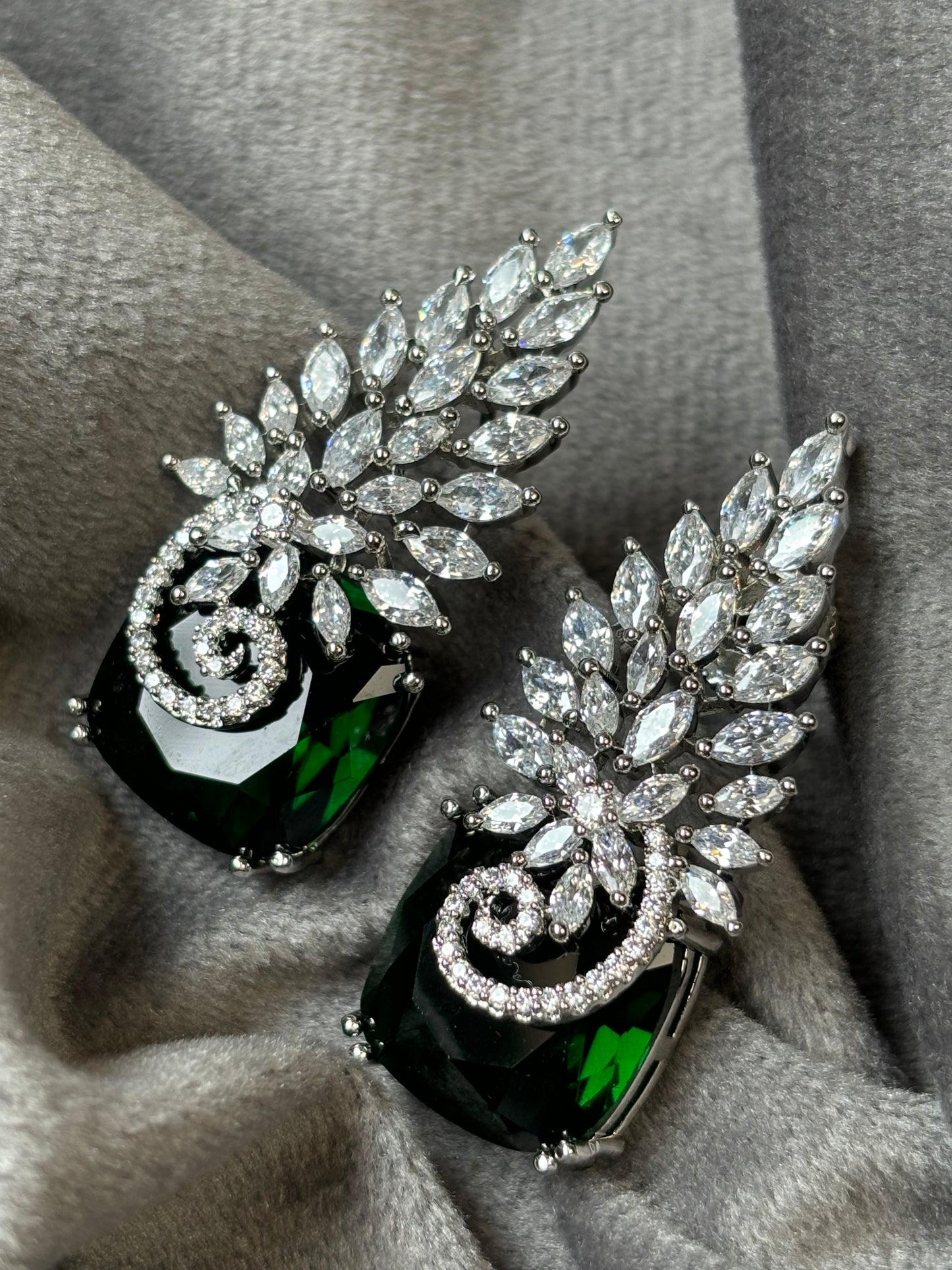 HYRA EMERALD EARRINGS