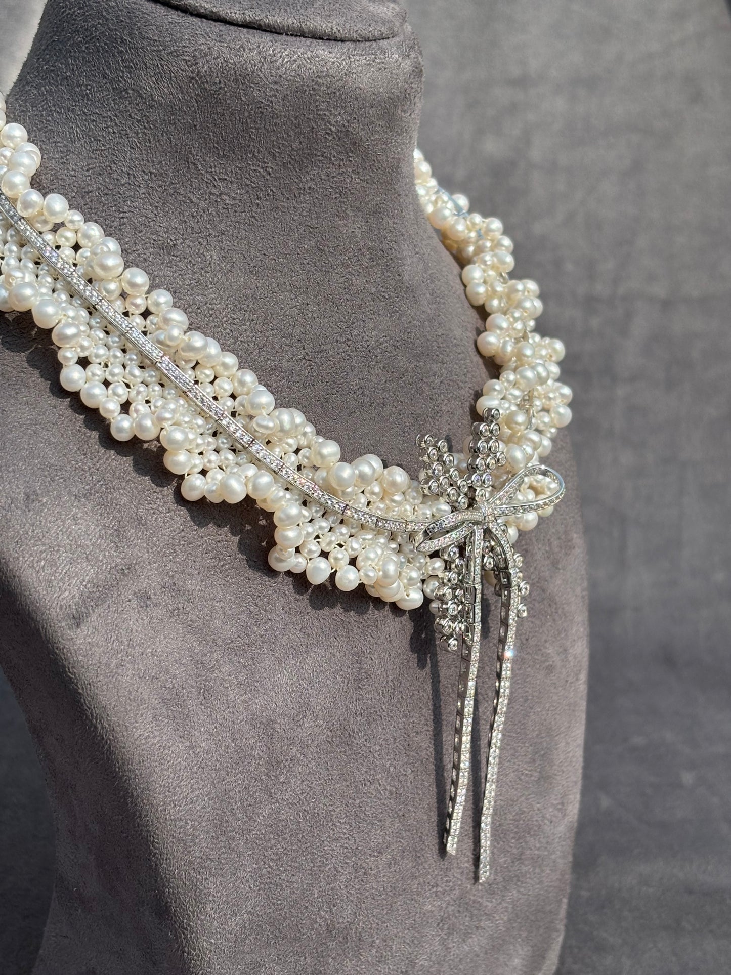 bow pearl necklace