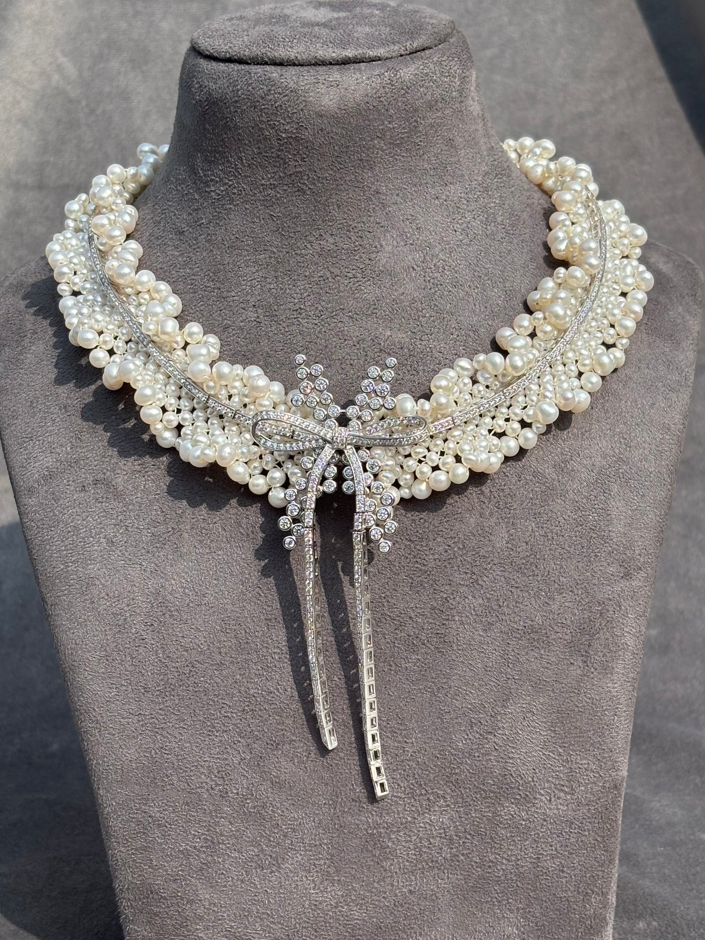 bow pearl necklace