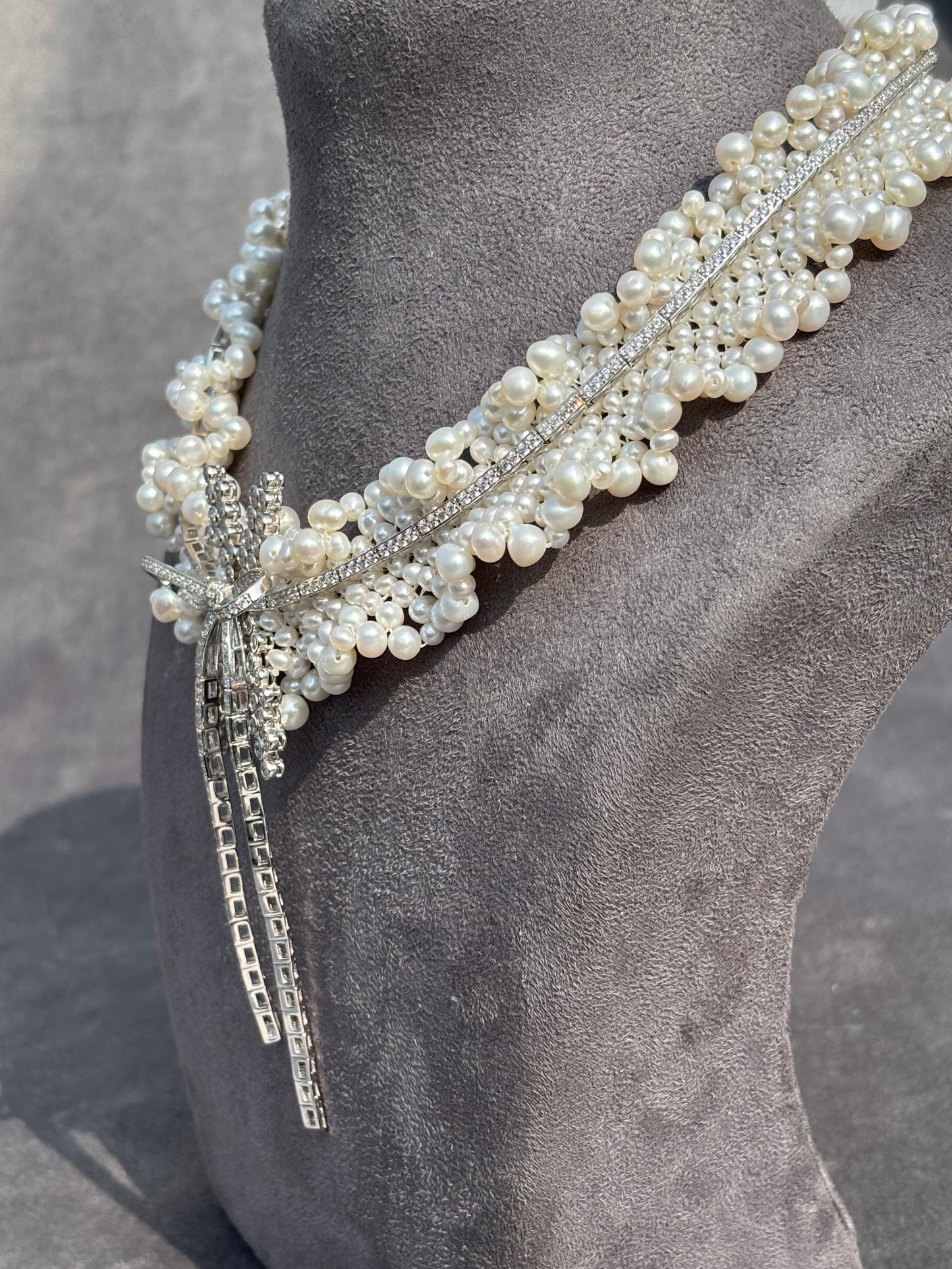 bow pearl necklace