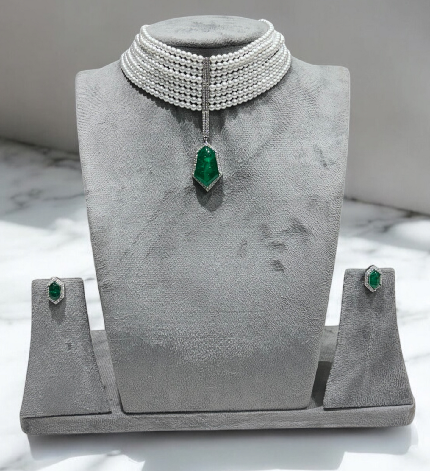 Brahmi Pearl Emerald Necklace