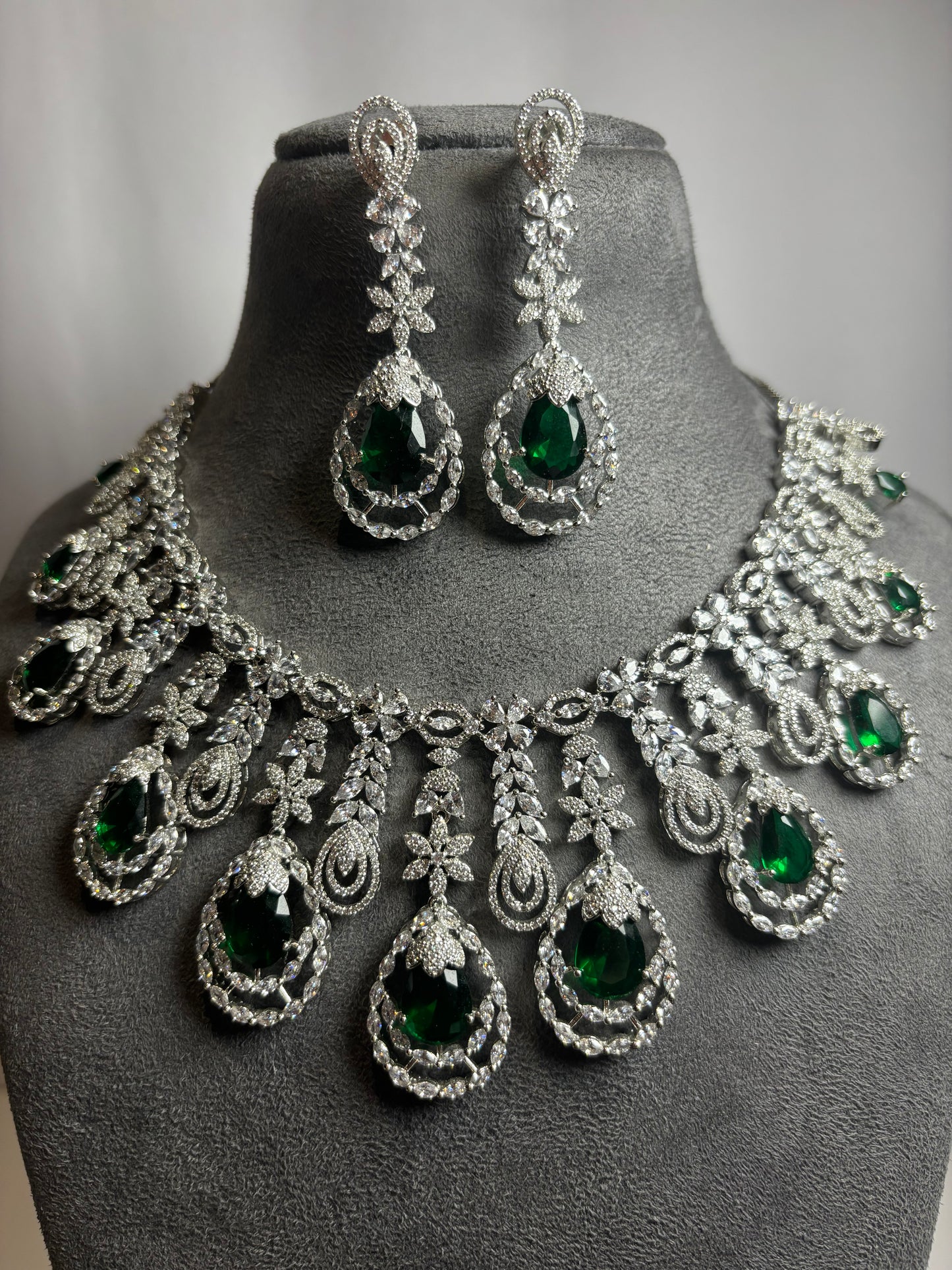 CROWN EMERALD NECKLACE