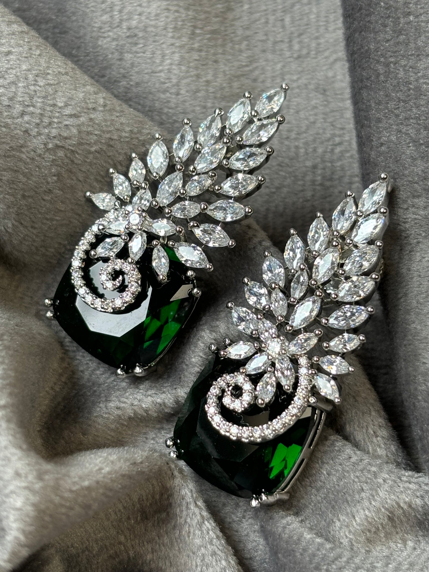 HYRA EMERALD EARRINGS